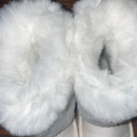 COPY - Girls WHITE Furr Boots| Size 8 The Children’s Place - Picture 5 of 5